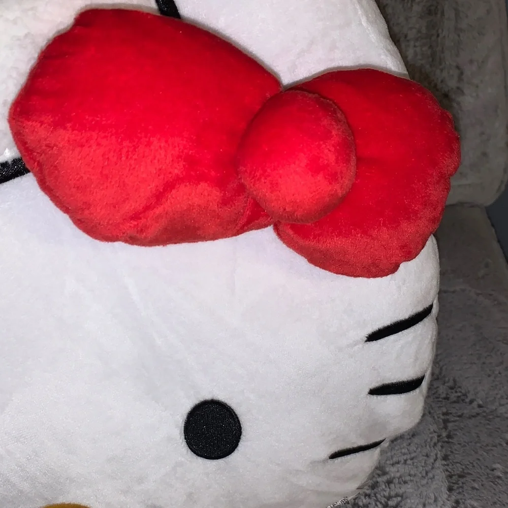 🆕- AUTHENTIC SANRIO HELLO KITTY HOLIDAY Throw Pillow Set - Pink and Red